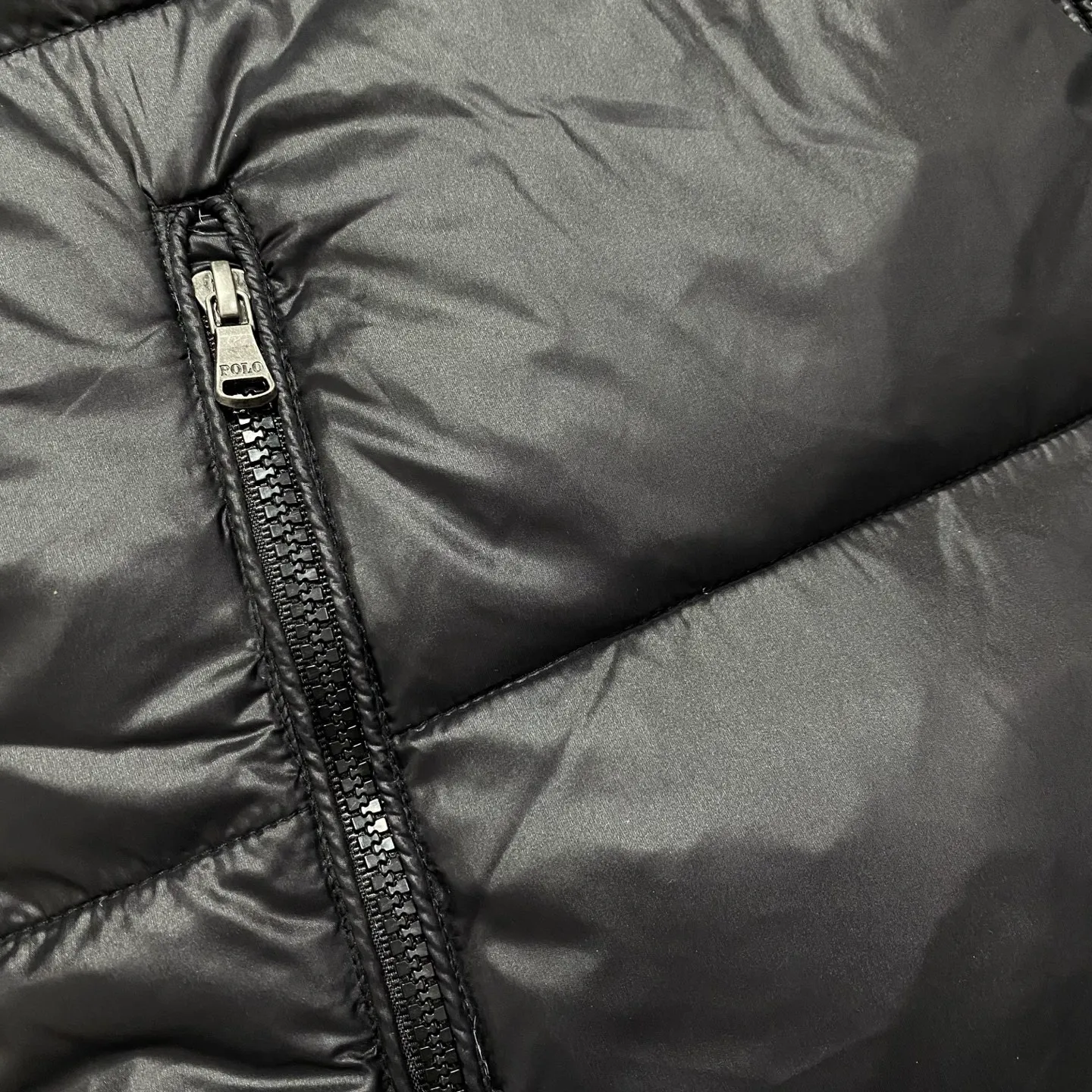 P740 The top version distinguishes currency from the official website for details, scan the QR code to enter the official website] 24SS Winter New Rah Lauren Winter Gorham Down Jacket with Detachable Hood Down Jacket is windproof and waterproof. The same top version as the official website - Color: Black, Navy Blue, Glossy Black - The top version distinguishes market currency - Purchase the original mold to create a full set of customized accessories, details determine success or failure. - ·Comes from the United States, and has a strong American flavor. ·The two brands under his name, by Rah Lauren and Rah Lauren, have created a sales field of high-quality fashion in the world, and continue to carry forward the designer's reputation and the brand's glorious image. - - Accessories: original tag, washed label + electroplated YK zipper logo, customized Laf Loren zipper - full set of accessories - the same style for both men and women, size m-xxl